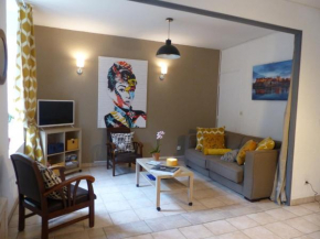 Newly renovated air-conditioned flat at the foot of the ramparts, 4 people, chez Jean